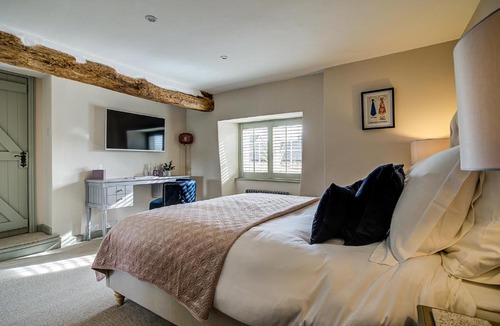 Quenington House | Luxury Old Sorting Office in Cotswold town centre