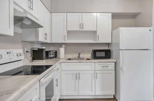 Edgemoor Apartment | Luxury on a Budget! Spacious Retreat Awaits