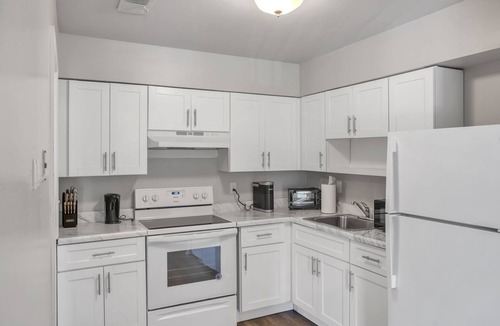 Edgemoor Apartment | Luxury on a Budget! Spacious Retreat Awaits