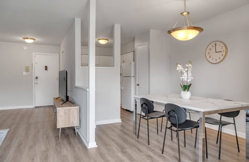 Edgemoor Apartment | Luxury on a Budget! Spacious Retreat Awaits