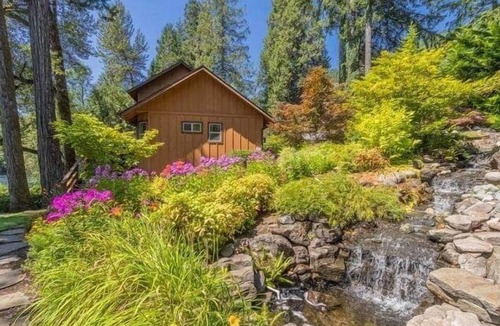 Vida House | Luxury on McKenzie + FirePit + Traeger+Steps2Water