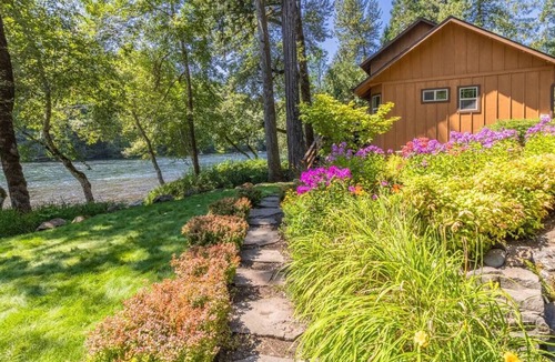 Vida House | Luxury on McKenzie + FirePit + Traeger+Steps2Water