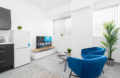 Brierley Hill Apartment | Luxury One Bed Apartment - Brierley Hill - Parking