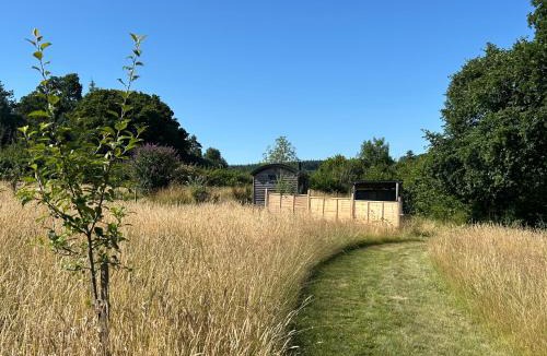 Chulmleigh Ski Chalet | Luxury One Bed Shepherd's Hut with Hot Tub