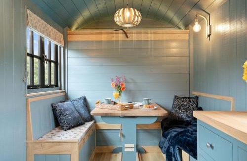 Chulmleigh Ski Chalet | Luxury One Bed Shepherd's Hut with Hot Tub