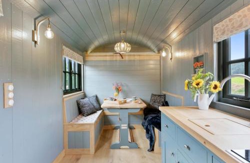 Chulmleigh Ski Chalet | Luxury One Bed Shepherd's Hut with Hot Tub