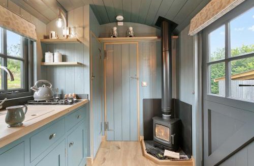 Chulmleigh Ski Chalet | Luxury One Bed Shepherd's Hut with Hot Tub