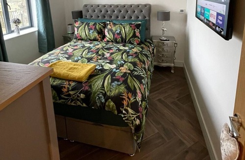 Sowerby Bridge Cottage | Luxury open plan kitchen, dining, lounge with 2 bedrooms and 2 bathrooms.