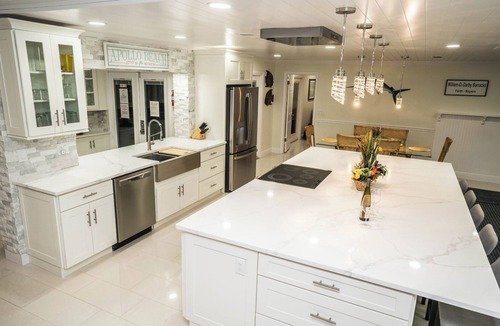Apollo Beach House | Luxury Palm Tree Two/3 KING BEDS, Put Put golf, HEATED pool, 7 person hot tub