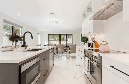 Colee Hammock House | Luxury Paradise, walk to Las Olas -5 mins to Beach