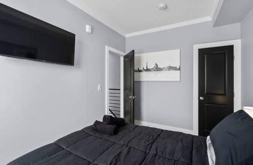 Kingman Park Hotel | Luxury Penthouse Unit+ Rooftop+ Private Parking+3BD