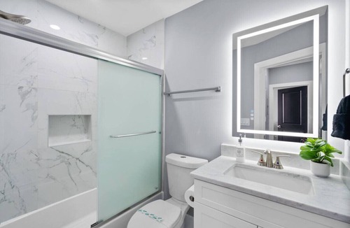 Kingman Park Hotel | Luxury Penthouse Unit+ Rooftop+ Private Parking+3BD