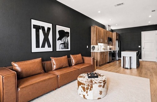 Cedars Condo | Luxury Penthouse w/Balcony Downtown Dallas Skyline Views Gym Free Parking