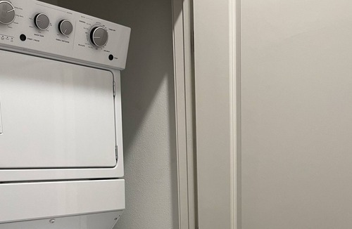 Baymeadows Condo | Luxury Pet Friendly Studio w/ Pool & Gym - Sleeps 3