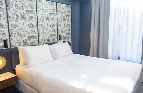 Old Montreal Hotel | Luxury Pet-Friendly Getaway by Notre-Dame Basilica Old Montreal & Science Center