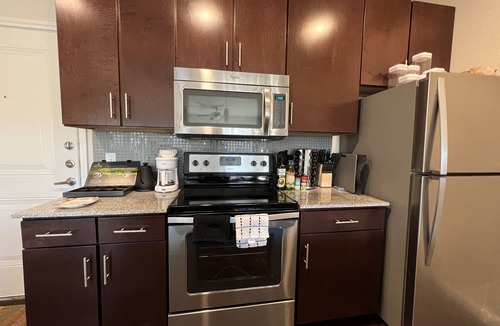 Austin Apartment | Luxury Pool View, 2x King Beds, 65’TV & Food