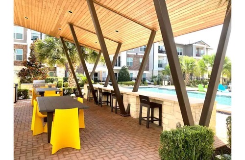 Austin Apartment | Luxury Pool View, 2x King Beds, 65’TV & Food