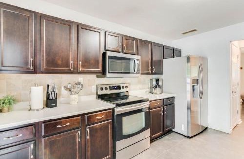 Conyers House | Luxury Poolside 4BR Sanctuary, Sleeps 8