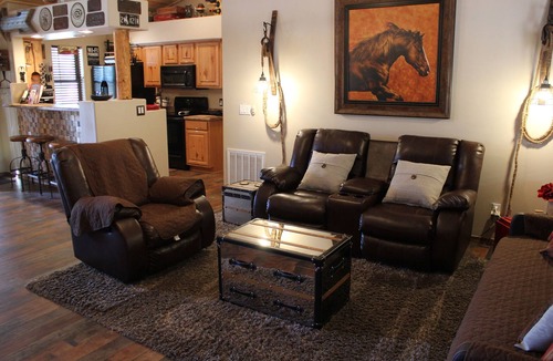 Show Low Cabin | Luxury/Privacy w/pine trees, 2 covered decks, free WiFi, DISH 250 package, 4 TVs