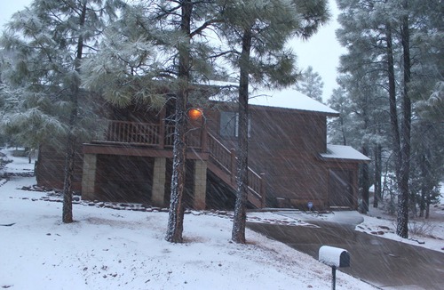 Show Low Cabin | Luxury/Privacy w/pine trees, 2 covered decks, free WiFi, DISH 250 package, 4 TVs