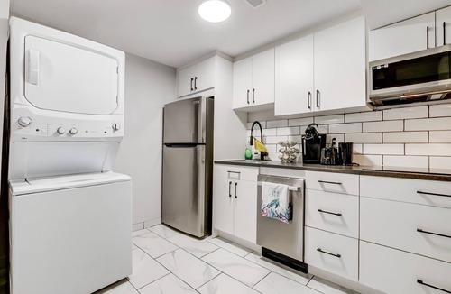 London House | Luxury & private 3 bed basement unit*kitchen*wifi*park*mall