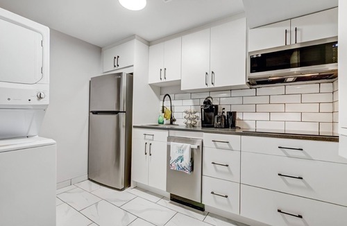 London House | Luxury & private 3 bed basement unit*kitchen*wifi*park*mall