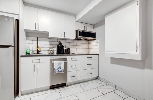 London House | Luxury & private 3 bed basement unit*kitchen*wifi*park*mall