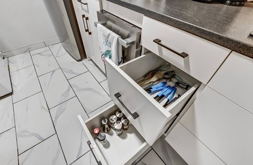 London House | Luxury & private 3 bed basement unit*kitchen*wifi*park*mall