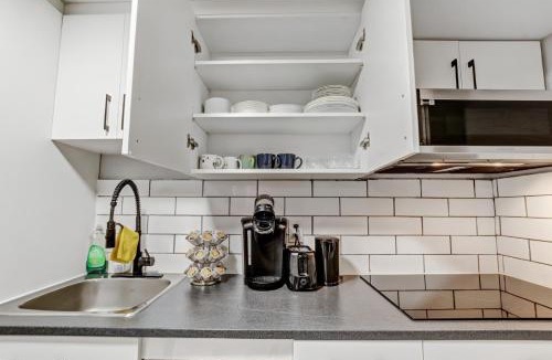 London Apartment | Luxury & private 3 bed basement unit kitchen, wifi, park, mall