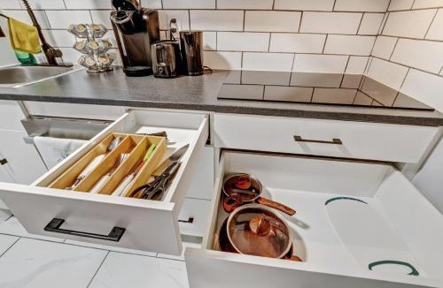London Apartment | Luxury & private 3 bed basement unit kitchen, wifi, park, mall