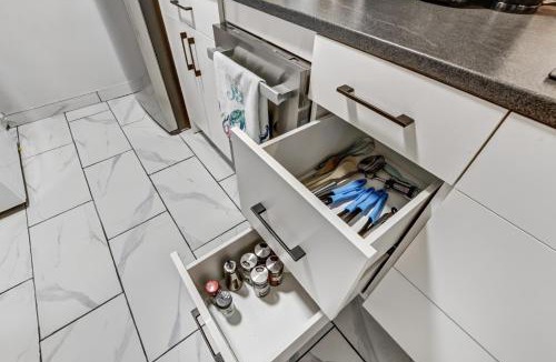 London Apartment | Luxury & private 3 bed basement unit kitchen, wifi, park, mall