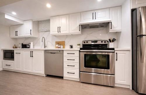 Churchill Meadows House | Luxury Private Basement Suite Smart TV Parking