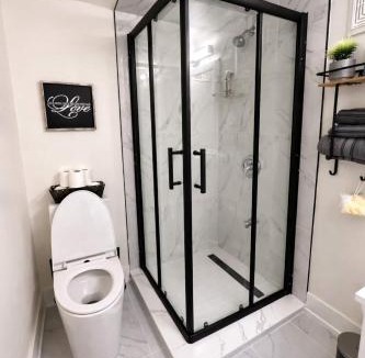 Churchill Meadows House | Luxury Private Basement Suite Smart TV Parking