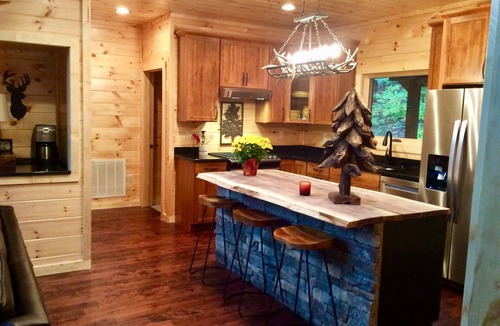 Gatlinburg Cabin | Luxury Private Cabin with Mt.Le Conte views! 5 Stars, Hot Tub, Theatre/Game Room