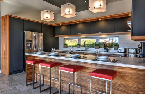 Chertsey Cottage | Luxury private estate, waterfront, accommodates 14 people, very private area.