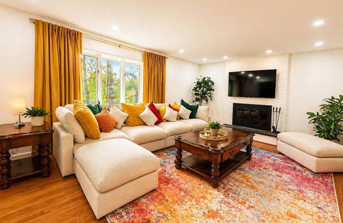 Irvington House | Luxury Private Retreat - 7 Bedrooms - 5.5 Baths - Sleeps Large Groups
