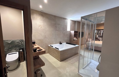 Torreilles Bed & Breakfast | Luxury private suite, the colonial house