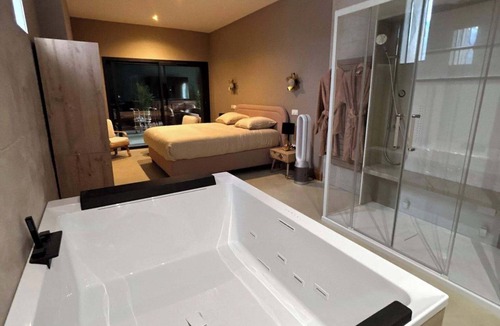 Torreilles Bed & Breakfast | Luxury private suite, the colonial house