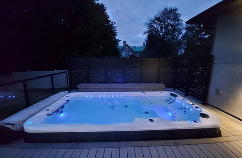 Amherstview House | Luxury Property, Water views, 5-6 beds