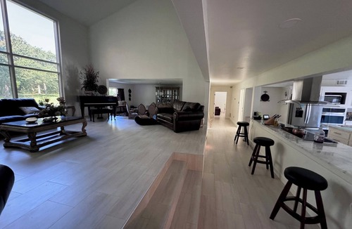 Double Oak House | Luxury property with all amenities including pool and jacuzzi.