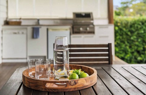 Wamberal Bed & Breakfast | Luxury Queen Room - Close to Beach.