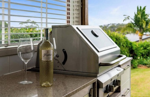 Wamberal Bed & Breakfast | Luxury Queen Room - Close to Beach.