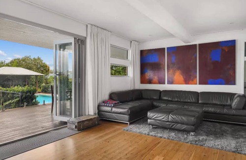 Wamberal Bed & Breakfast | Luxury Queen Room - Close to Beach.