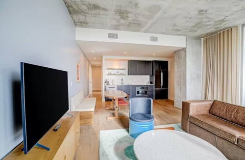 Rainey Street Historic District Condo | Luxury Rainey Condo Pool & Gym Walk to Bars