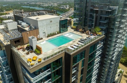 Rainey Street Historic District Condo | Luxury Rainey Condo Pool & Gym Walk to Bars