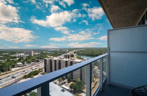 Rainey Street Historic District Condo | Luxury Rainey Condo Pool & Gym Walk to Bars