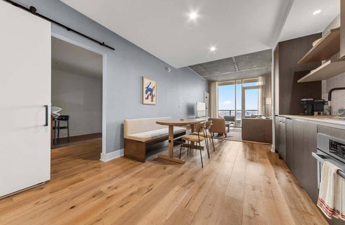 Rainey Street Historic District Condo | Luxury Rainey Condo w/Rooftop Pool & Views
