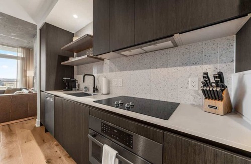 Rainey Street Historic District Condo | Luxury Rainey Condo w/Rooftop Pool & Views