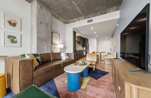 Rainey Street Historic District Condo | Luxury Rainey Condo w/Rooftop Pool & Views