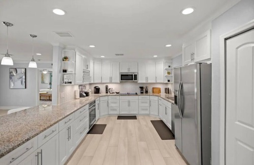 College Park House | Luxury Ranch 2 Master Kg Bed w/heated Salted Pool